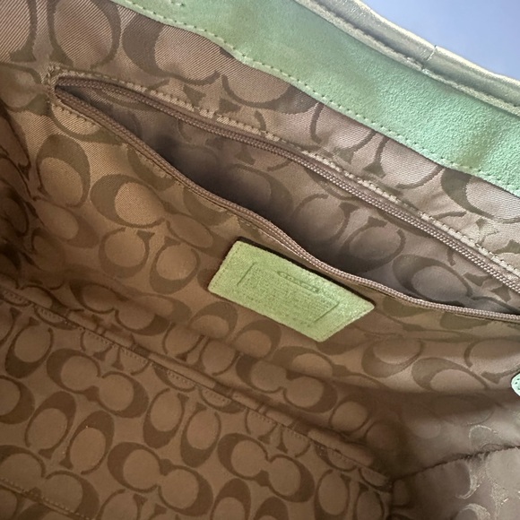 💚✨Pristine condition Coach woven tote with green metallic and suede detail - Picture 8 of 9
